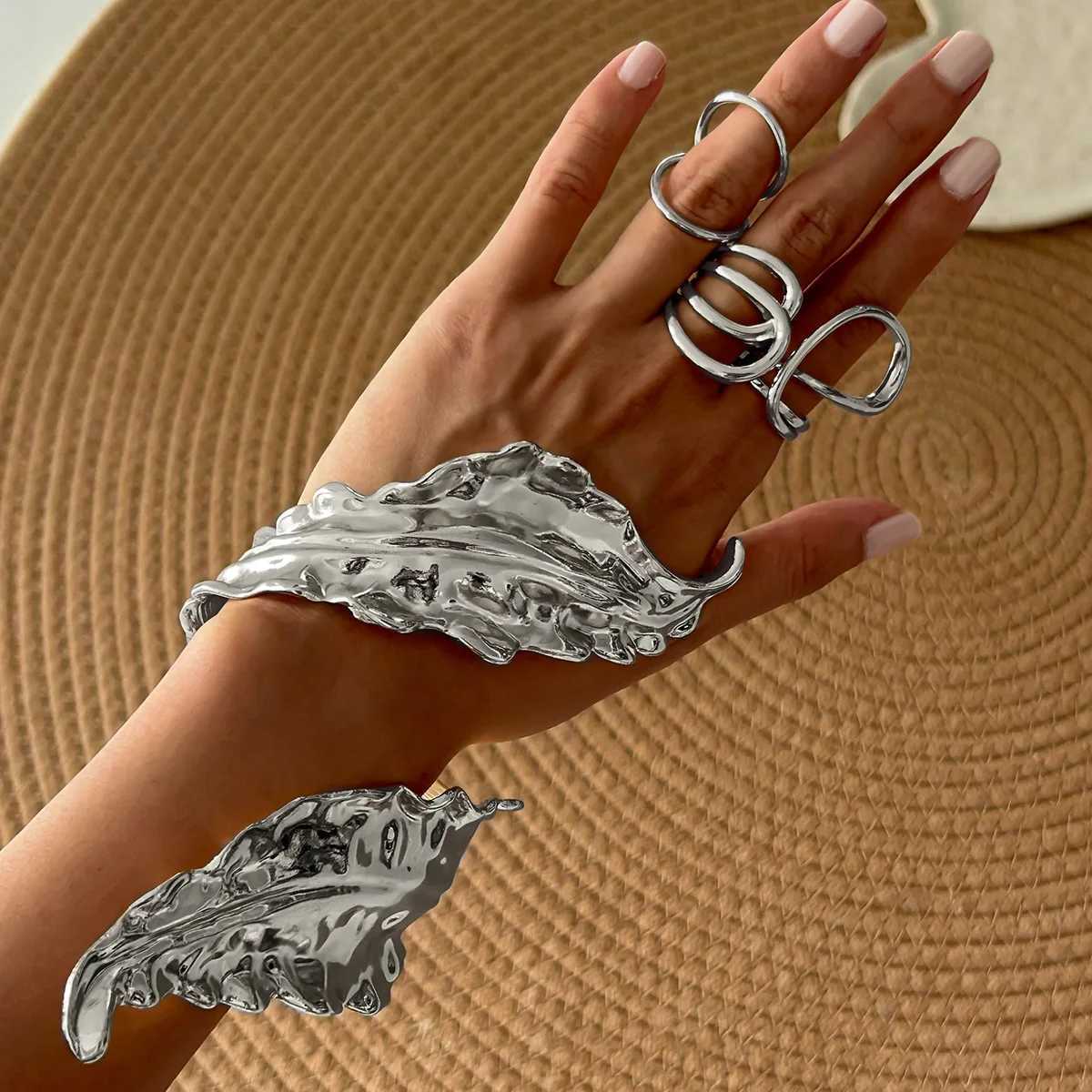 DIEZI Luxury Gold Color Metal Leaves Cuff Bangles for Wen Men Exaggerated Punk Geetric Wr Bangle Bracelet Party JewelryC250408