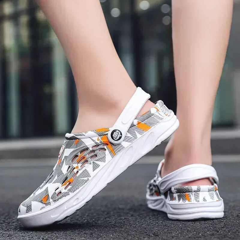 New Arrival Mens summer shoes mens hole sandals hollow breathable flip sandals fashionable beach slippers anti slip EVA soles T250407