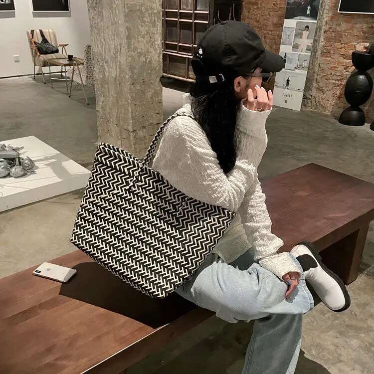 New Designer Handbag For Outdoor Travel Leisure Backpack Large Capacity Beach Shopping Bag Woven Single Shoulder Women's Handmade Straw Handbag S