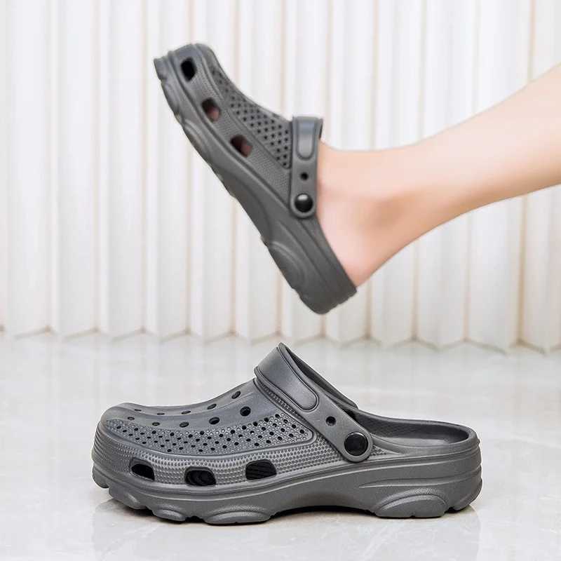 New Arrival Classic Mens Clogs Unisex Mens Garden Shoes Outdoor Soft Lipless Beach Sandals Mens Hole Shoes New EVA Breathable Smooth Shoes T250407