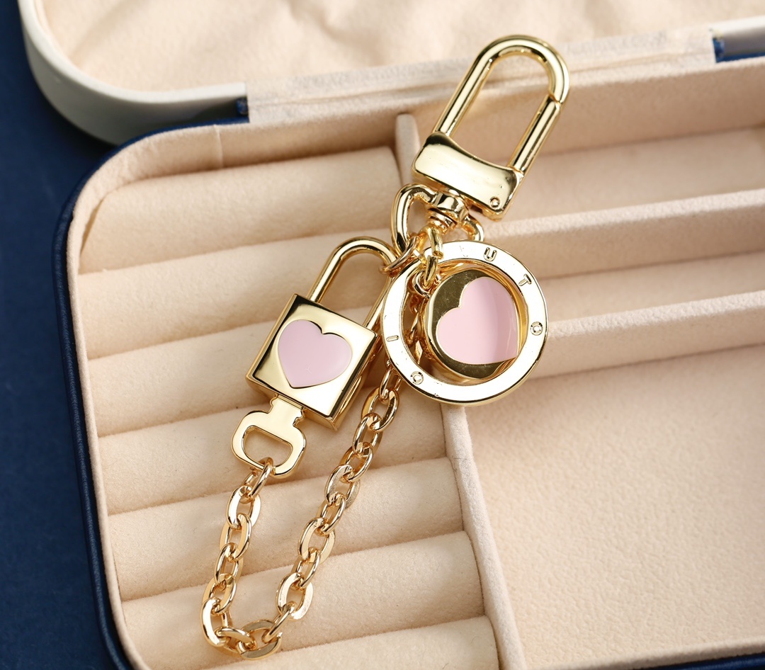 Keychain designer letter key chain luxury ladies car keychain for women classic lock love key ring fashion accessories cute