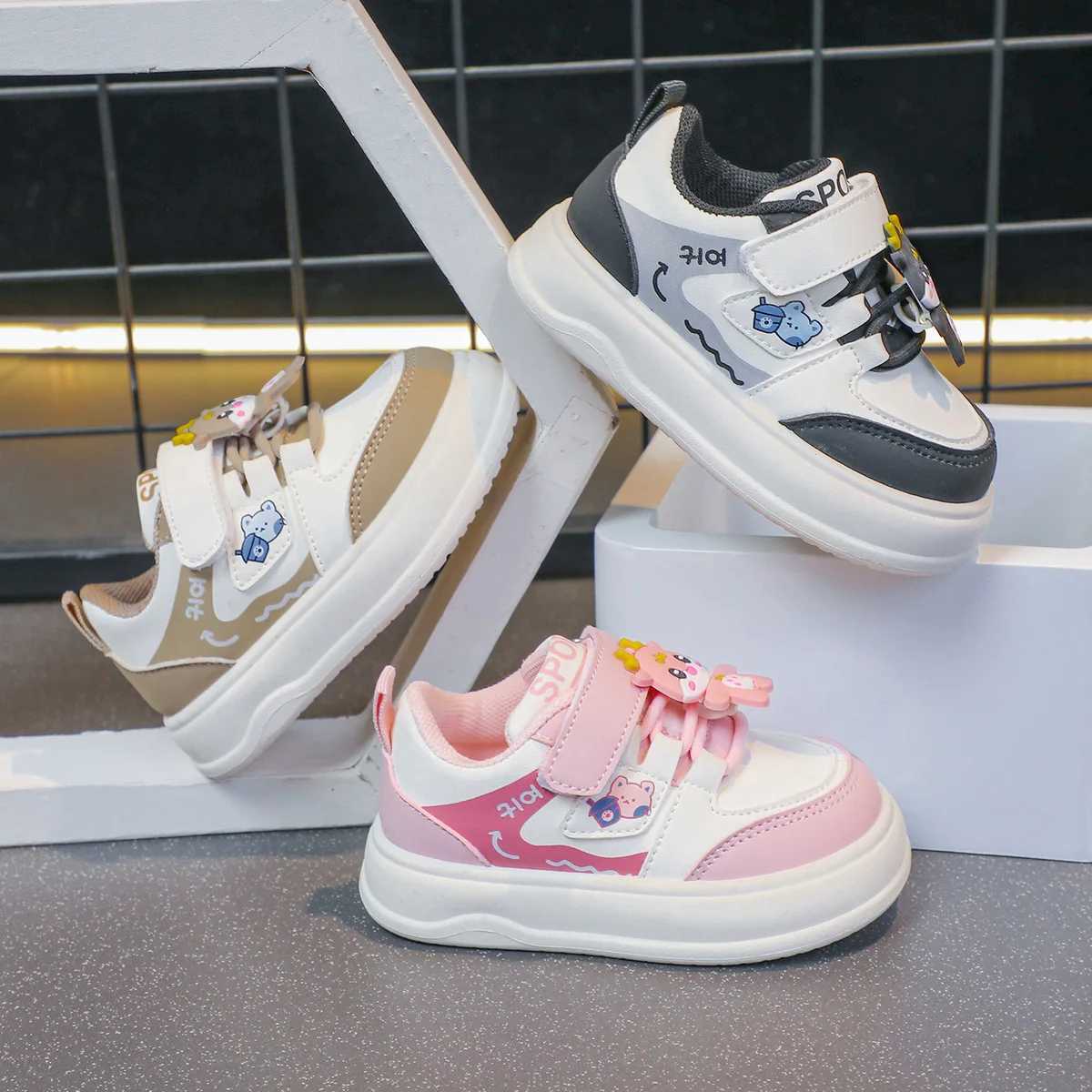 Girls fashionable sports shoes bear childrens anti slip casual shoes thick soled shoes childrens board shoes W250407