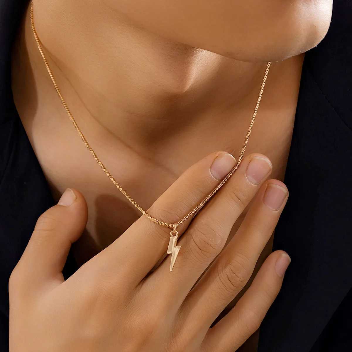 Srcon Punk Simple Box Chain Short Necklace Fashion Aesthetics Metal Lightning Pendant Necklace Mens Statement Jewelry GiftC250407