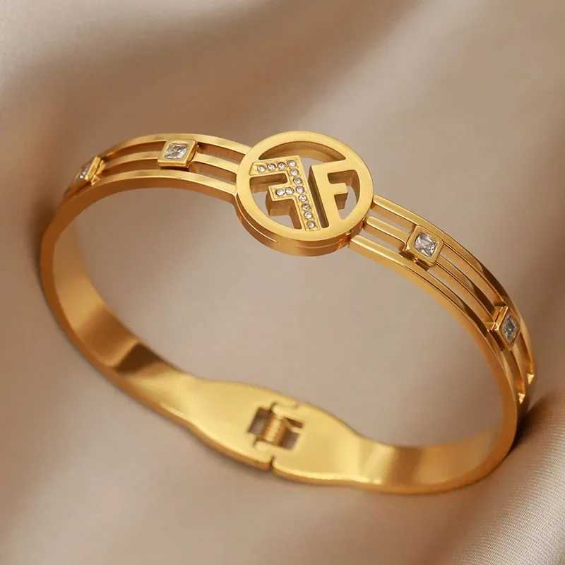 316L stainless steel letter V bracelet and bracelet suitable for womens fashion brand jewelry multi-color hollow crystal bracelet accessories Y250408