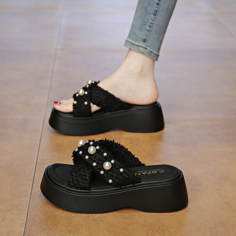 2025 New Summer Sandals and Slippers Designer Women's Sandals Trendy Casual Beach Sandals1