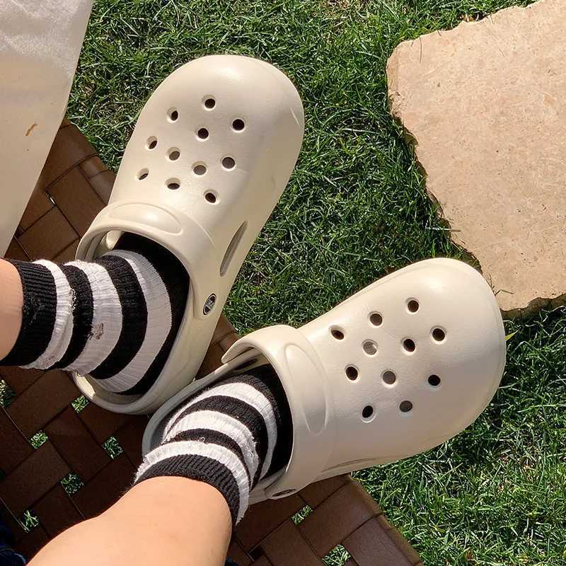 New Arrival Summer hole shoes for women non slip dual-purpose sliders for sports leisure driving and beach sandals T250407
