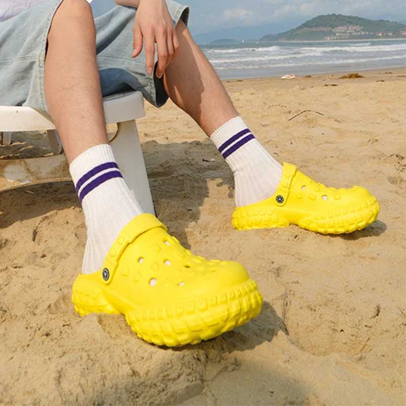 New Arrival Fashionable mens hole slider mens garden chlorine slider outdoor beach slider womens summer unisex home hole shoes T250407