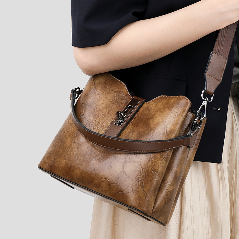 2025 New Bucket Bag Female Retro Fashion Large Capacity Tote Bag Commuter Crossbody Shoulder Handbag