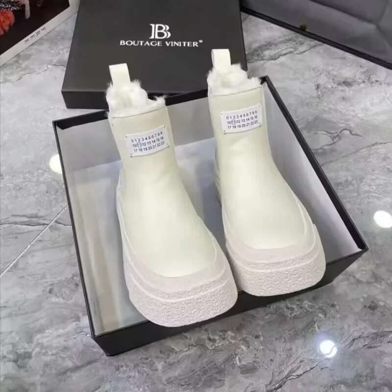 2025 Women's Winter White Fur Ankle Anti slip Thick Warm Cotton Short Boots Designer Women's Suitable for Various Occasions1