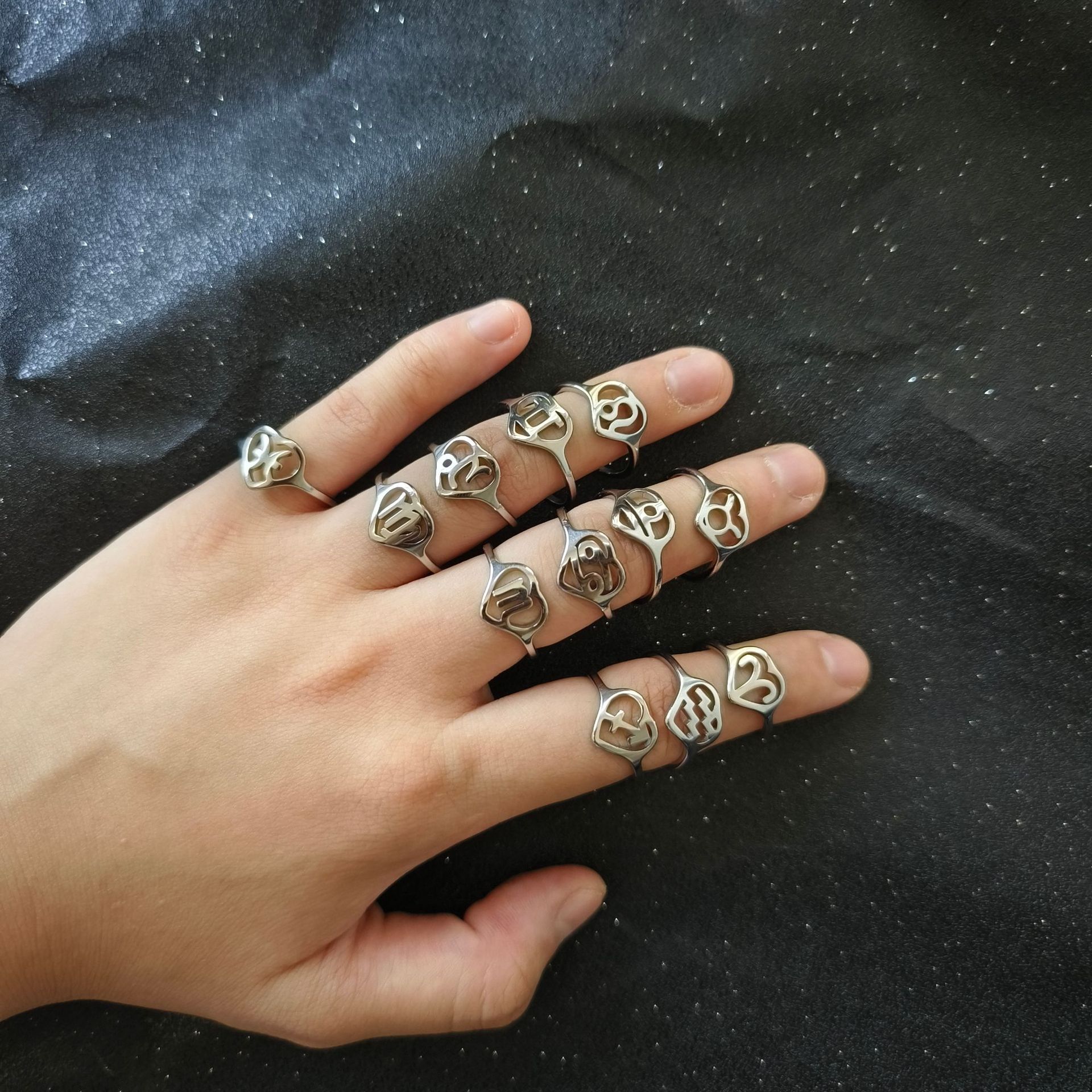 Top Source Fashion New Twelve Constellation Love Hollow Ring, Personalized and Versatile Commemorative Day Jewelry Gift