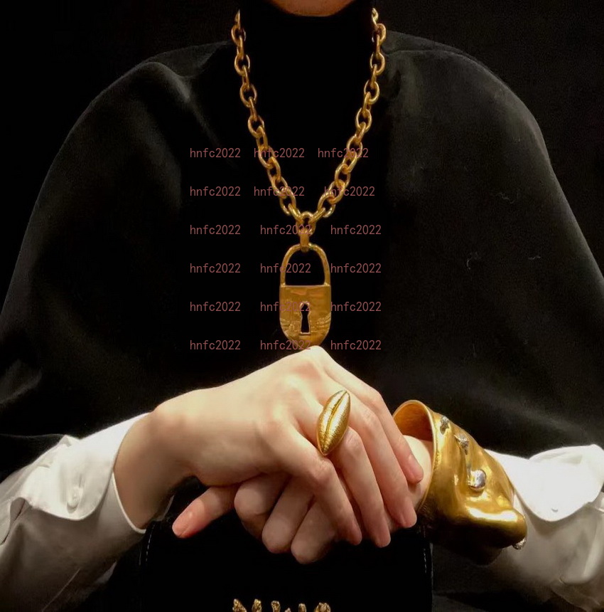Vintage Designer Jewelry Schiaparelli Retro Gold Hollow Small Lock Chain Lock Hole Fashion European and American Necklace