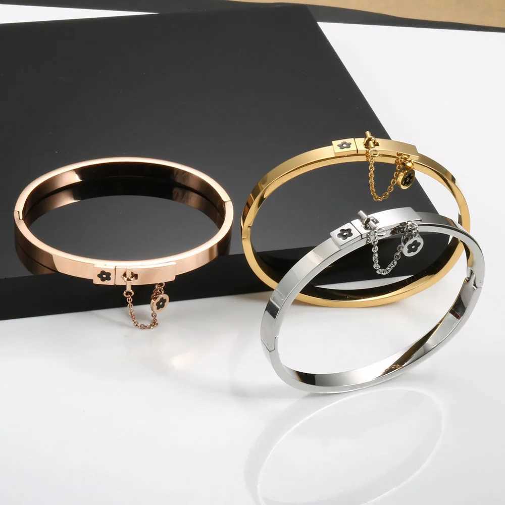 Stainless Steel Luxury Fashion Jewelry Set Gold Womens Bracelet Flower Charm Finger Ring Mens Jewelry Set Gift Y250408