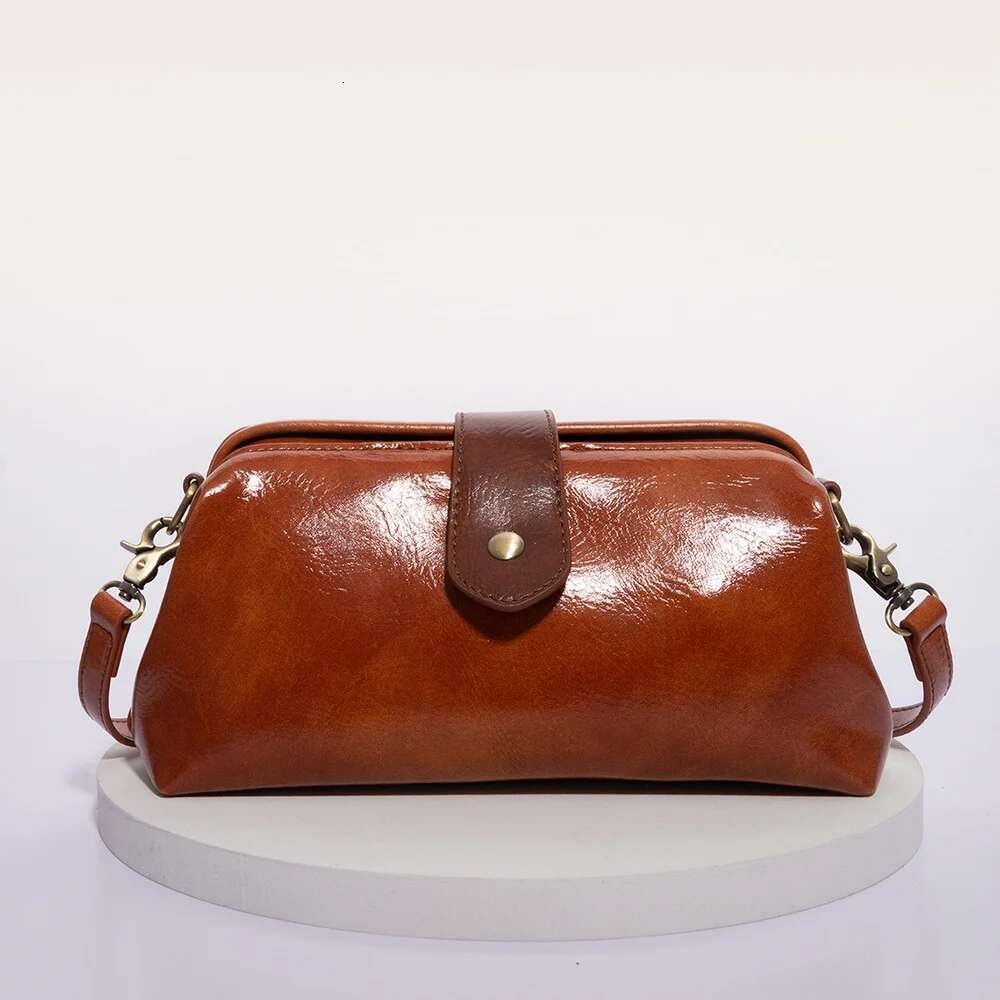 New Oil Wax PU Leather Retro European And American Style Doctor Clip Crossbody Shoulder Purses Mini Bag