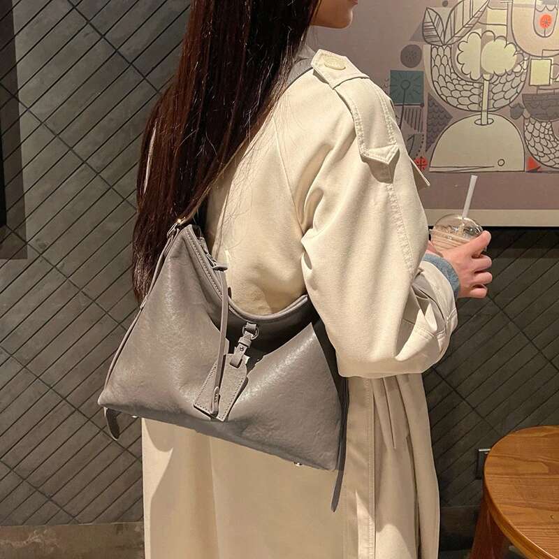 2025 New Oil Wax Ladies Large Capacity Genuine Leather Summer Simple Style Fashion Shoulder Messenger Bag