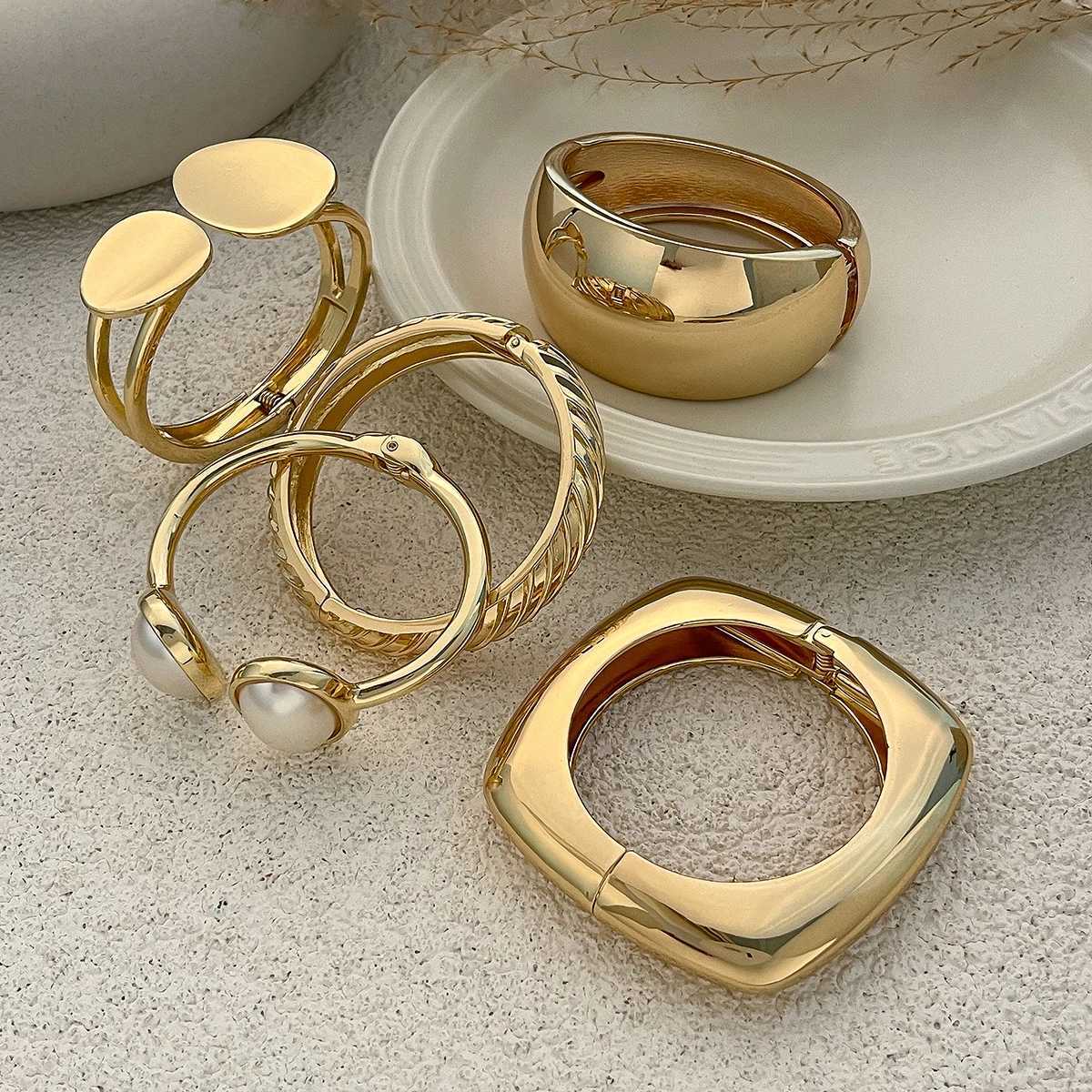 Ingemark Exaggerated Punk Smooth Heavy Metal Chunky Spring Bangles Wen Hip Hop Gold Color Arm Bracelet Steampunk Men JewelryC250408