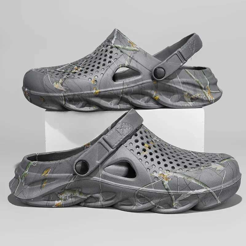 New Arrival Mens summer slippers thick soled mens clock sandals hollow breathable flip sandals fashionable beach slippers T250407