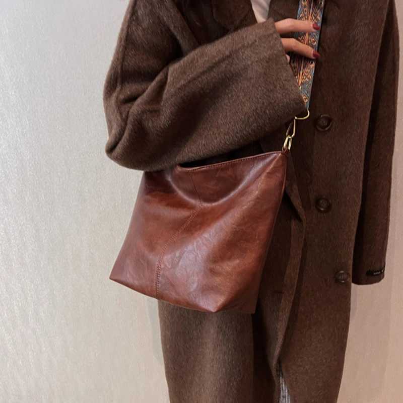 New Arrival Solid color PU leather womens fAshionable shoulder strap sling bag simple wide shoulder strap bucket cross shaped body bag T250407