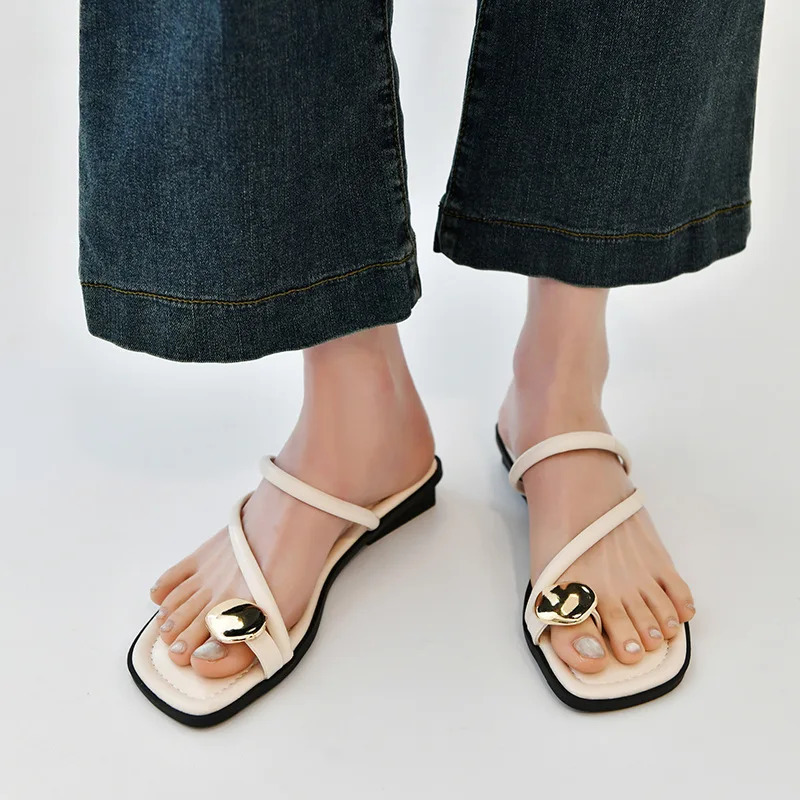 womens toe clamped slippers for womens summer outdoor wear metal buckle flat bottomed beach sandals 250408