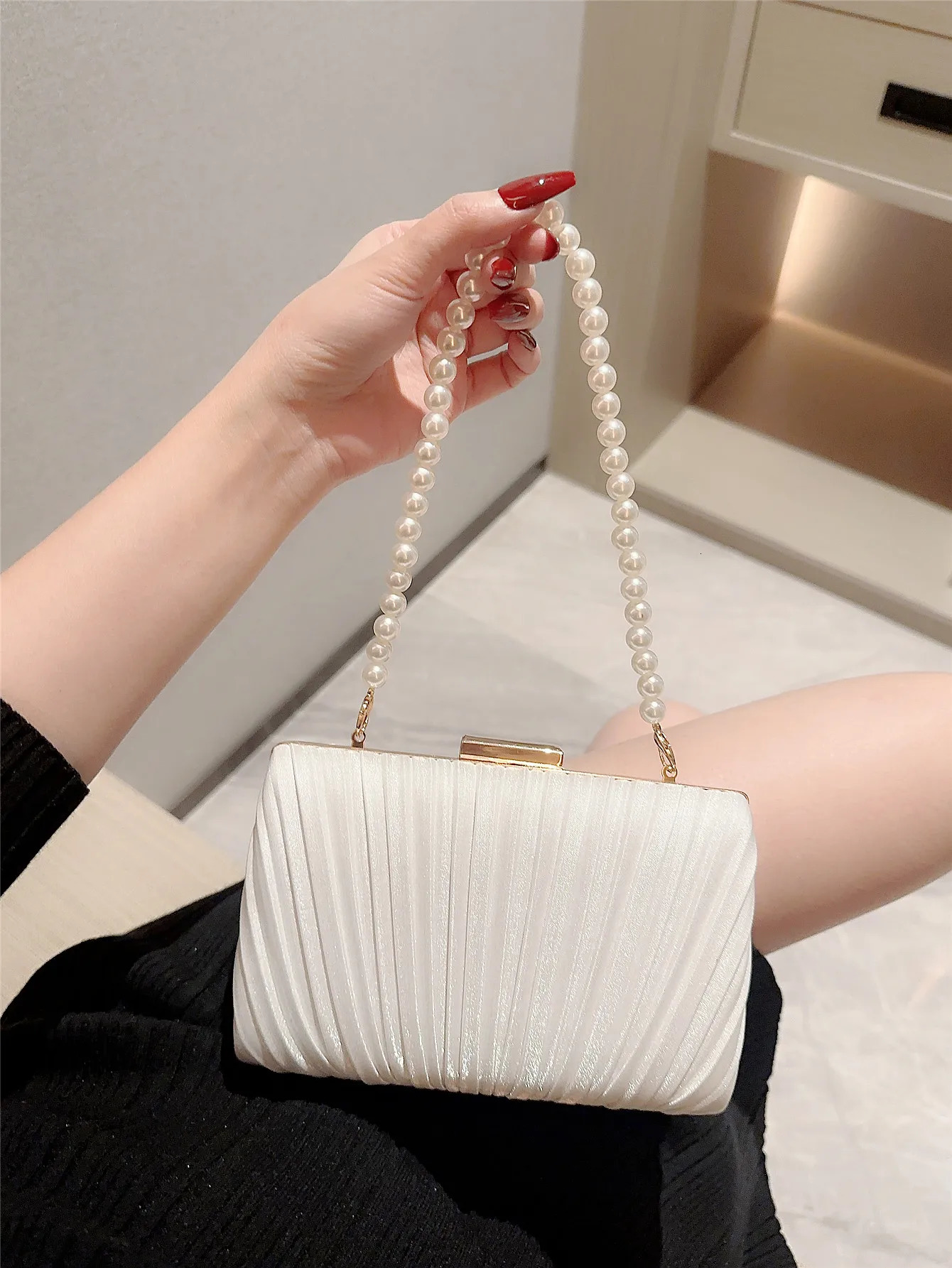 Womens casual pleated satin box dinner bag artificial pearl handbag romantic wedding bag wedding gift bag wedding gift bag 250402