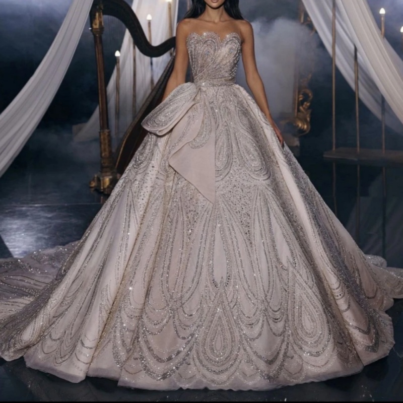 Noble Ball Gowns Wedding Dress Sequins Beaded Strapless Bride Dresses Sleeveless Graceful Sweep Train Bridal Gown Customized
