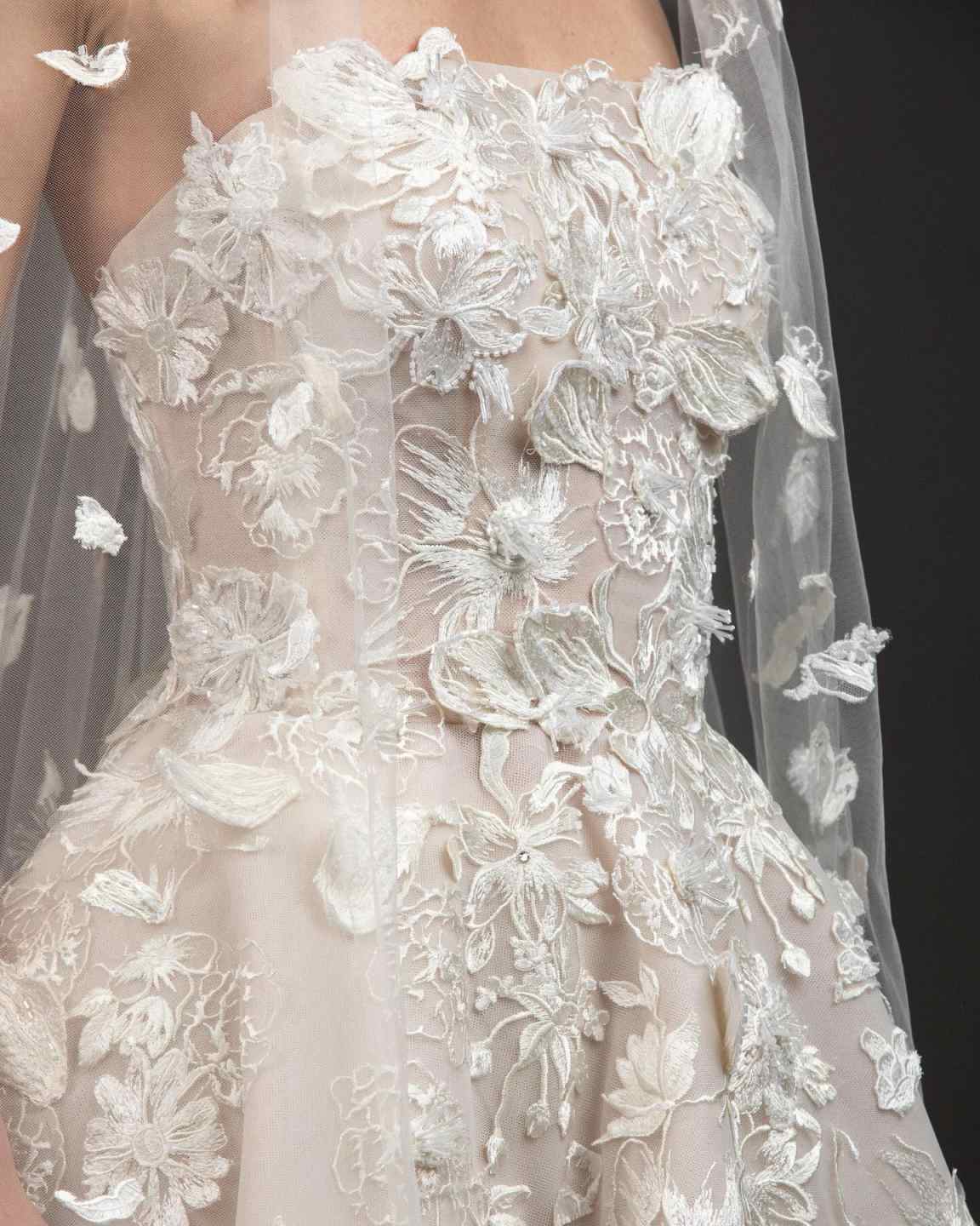 Gorgeous 2 Meters White Ivory Wedding Veils with Floral Appliques Long Lace Edge Bridal Head Veil with Comb For Marriage Bride Women's Accessorie