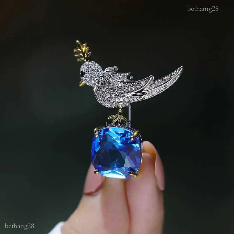 Pins Brooches Exquisite High-grade Female Brooch Bird on e Crystal Stone Pin Anti Slip Cardigan Suit Bule Temperament Brooch TrendL230315