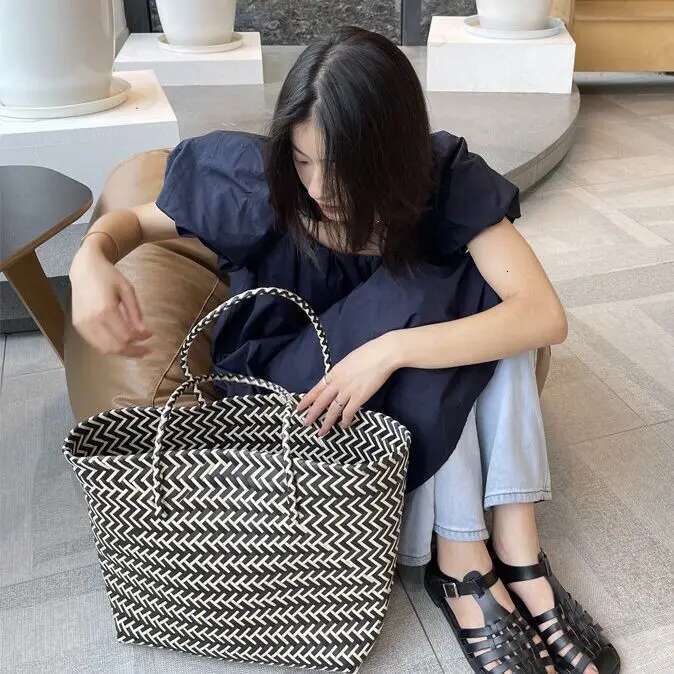 New Designer Handbag For Outdoor Travel Leisure Backpack Large Capacity Beach Shopping Bag Woven Single Shoulder Women's Handmade Straw Handbag S