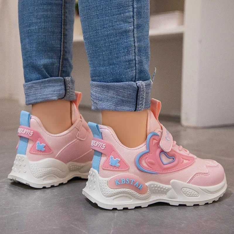 Girls casual sports shoes with heart-shaped decoration Qu soft breathable childrens sports running shoes 26-37 W250407