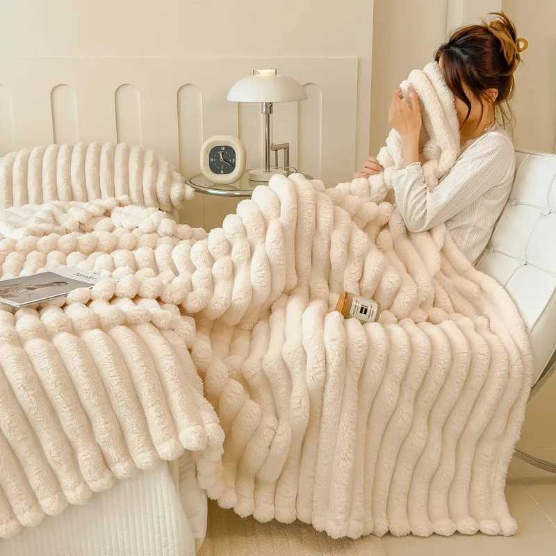 Luxurious Super Soft Faux Rabbit Fur Blanket - Warm Cozy Throw for Couch Bed Travel - Versatile All-Season Gift L251108