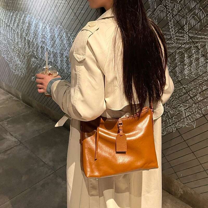 2025 New Oil Wax Ladies Large Capacity Genuine Leather Summer Simple Style Fashion Shoulder Messenger Bag