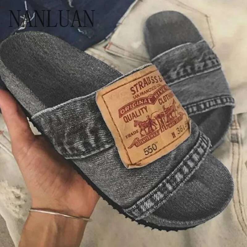 2025 New Boutique Summer Slippers New High Quality Thick Bottom Designer Trendy Women's Shoes Fashion Trend Non slip Casual Sandals1
