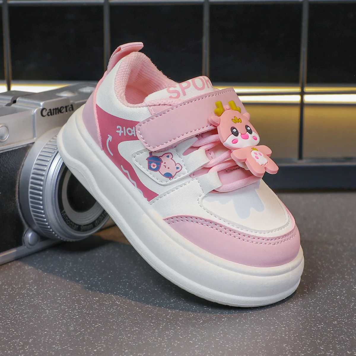 Girls fashionable sports shoes bear childrens anti slip casual shoes thick soled shoes childrens board shoes W250407