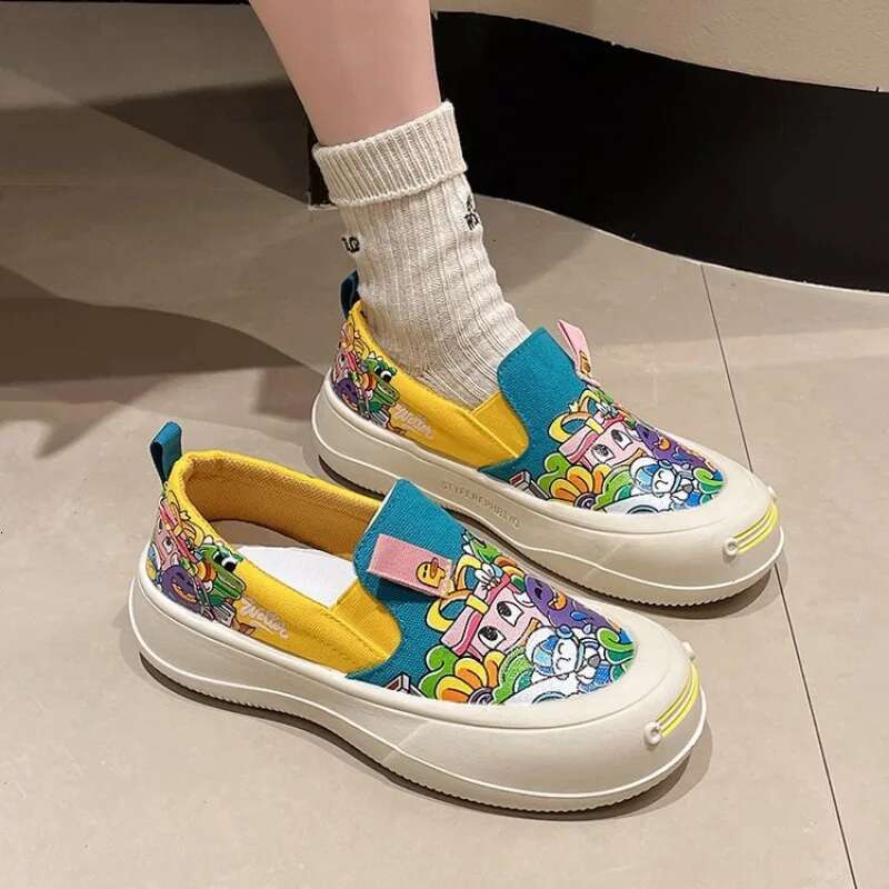 Women's canvas shoes 2025 new fashion casual comfortable round toe flat shoes designer girls graffiti cartoon slippers sports shoes trendy casual