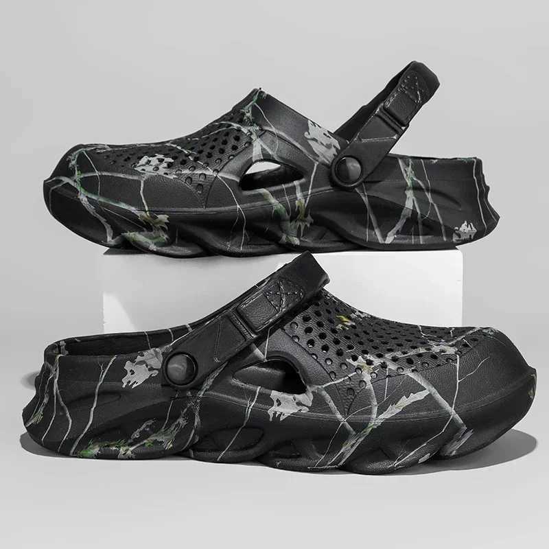 New Arrival Mens summer slippers thick soled mens clock sandals hollow breathable flip sandals fashionable beach slippers T250407