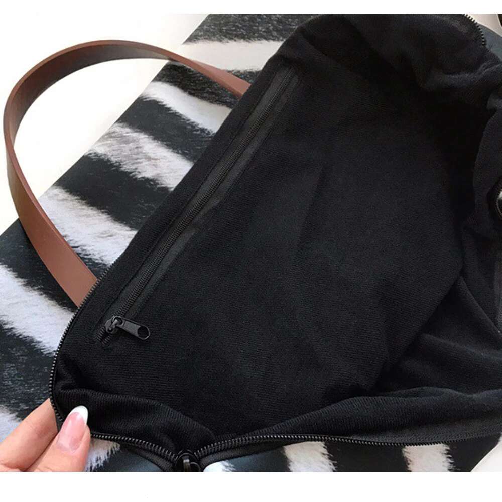 2025 Tote Bags Women Hand Casual Handbag Designer Woman's Large Capacity Shopper Vintage 3D Guitar Print Bag