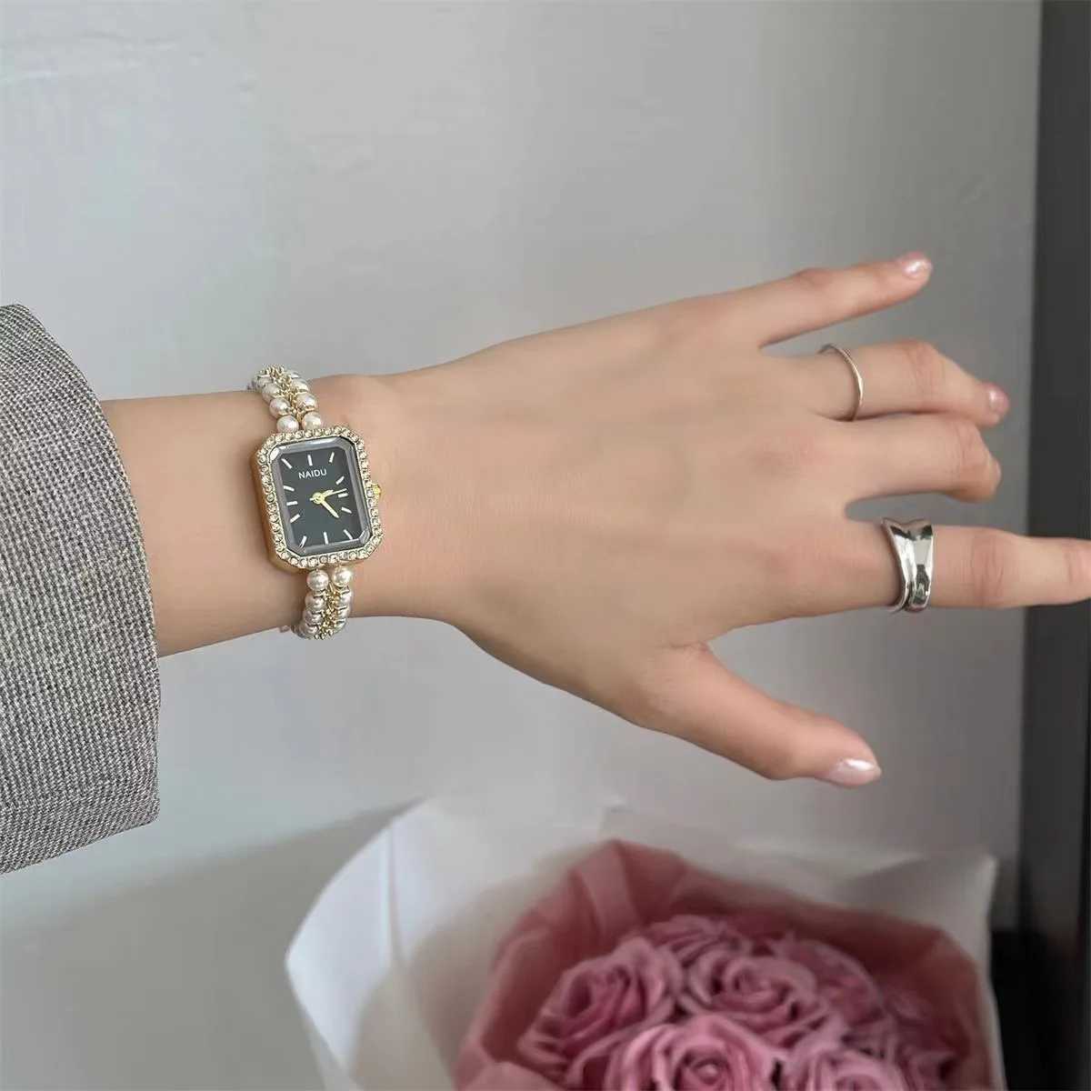 Square womens watch sports retro fashion small dial womens retro shell pearl chain quartz watch women Relogio womenT250408
