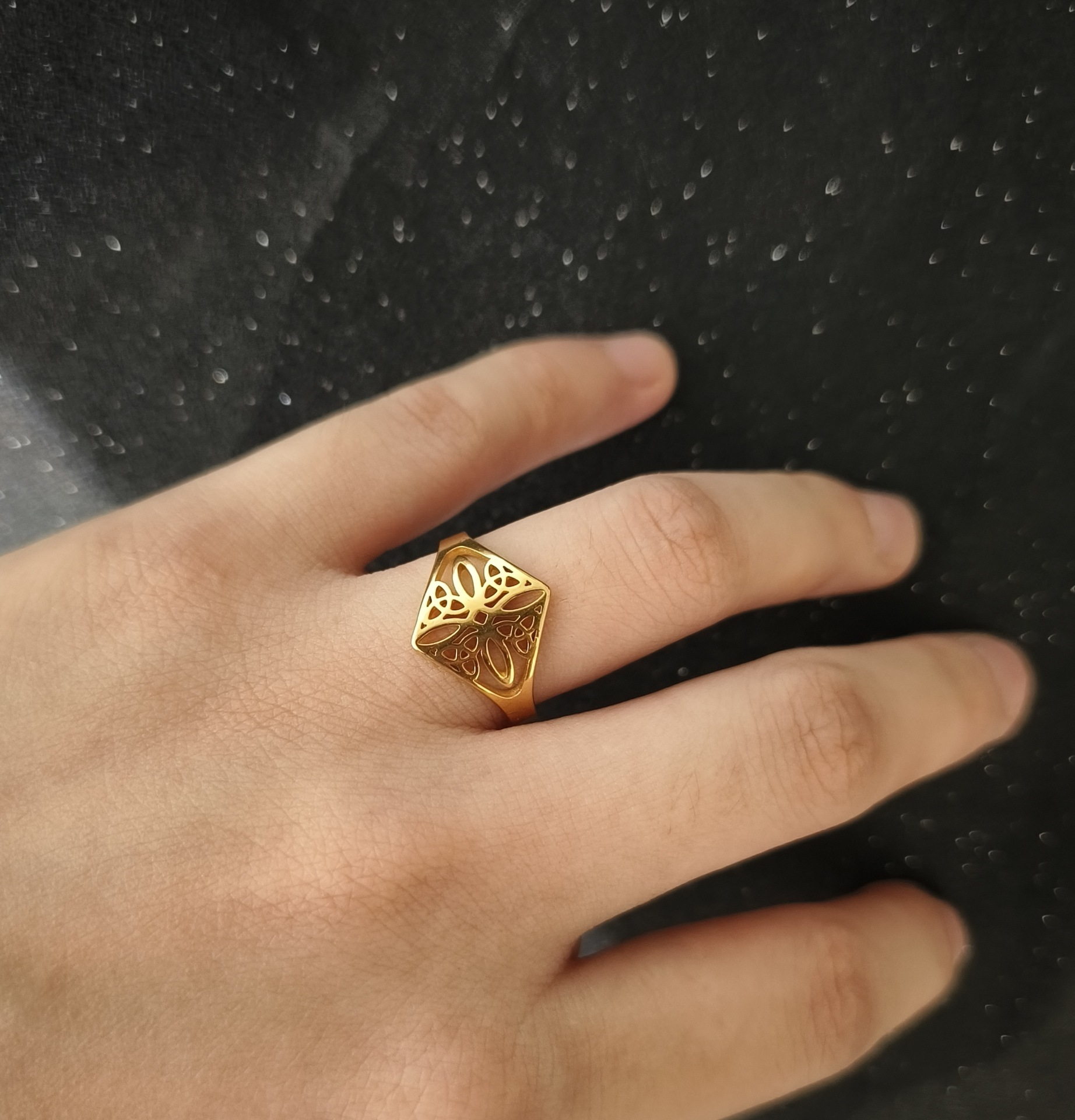 Top Source New Style Fashionable Stainless Steel Square Witch Closed Knot Ring, Gift to Friends, High End