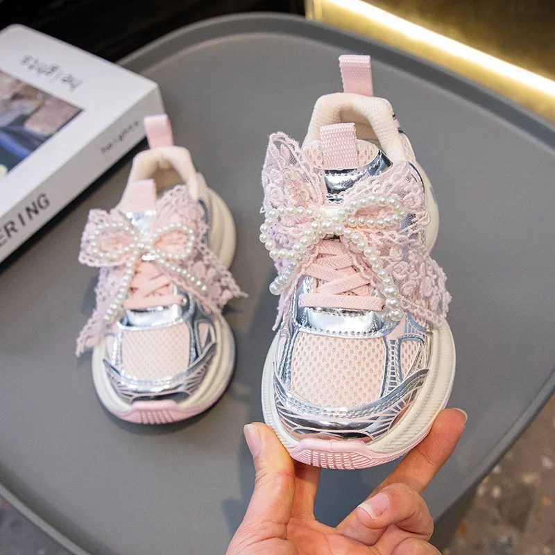 New girls childrens sports shoes bulky anti slip childrens princess shoes running version childrens leather cover sports shoes lace bow W250407
