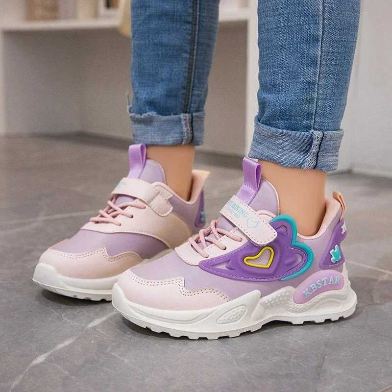 Girls casual sports shoes with heart-shaped decoration Qu soft breathable childrens sports running shoes 26-37 W250407