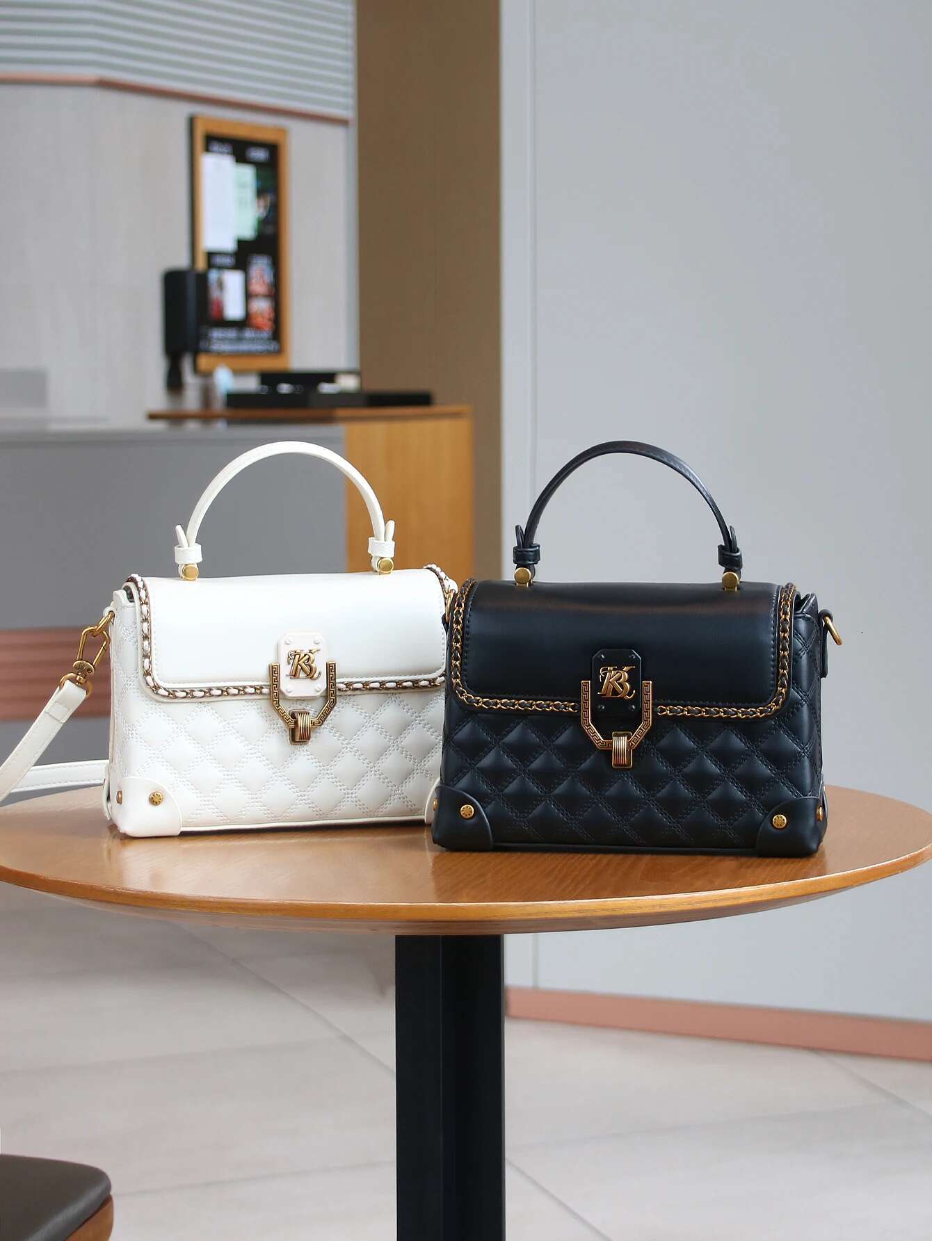 Fashion New 2025 Bag Light Temperament Versatile Commuter Women's Dia Embroidered Thread Handbag Lock Fashion