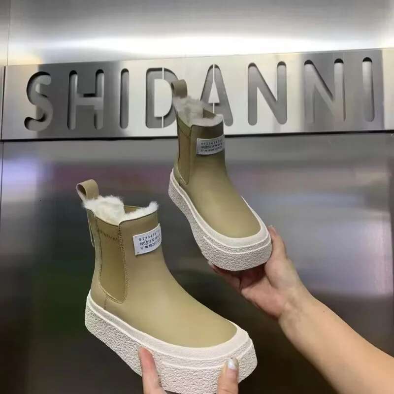 2025 Women's Winter White Fur Ankle Anti slip Thick Warm Cotton Short Boots Designer Women's Suitable for Various Occasions1