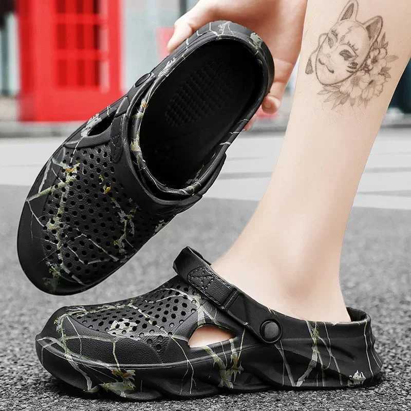 New Arrival Mens summer slippers thick soled mens clock sandals hollow breathable flip sandals fashionable beach slippers T250407