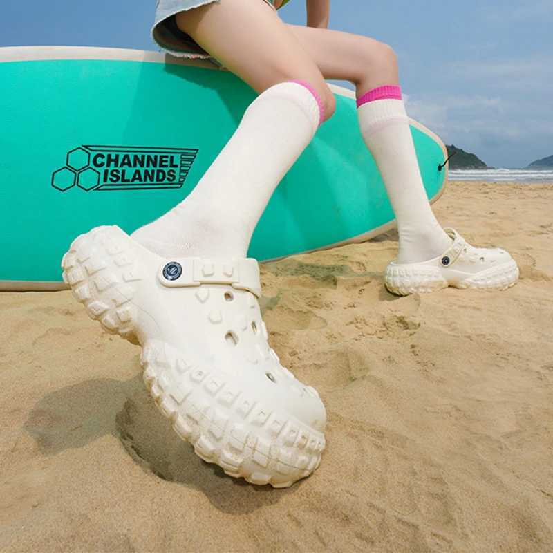 New Arrival Fashionable mens hole slider mens garden chlorine slider outdoor beach slider womens summer unisex home hole shoes T250407
