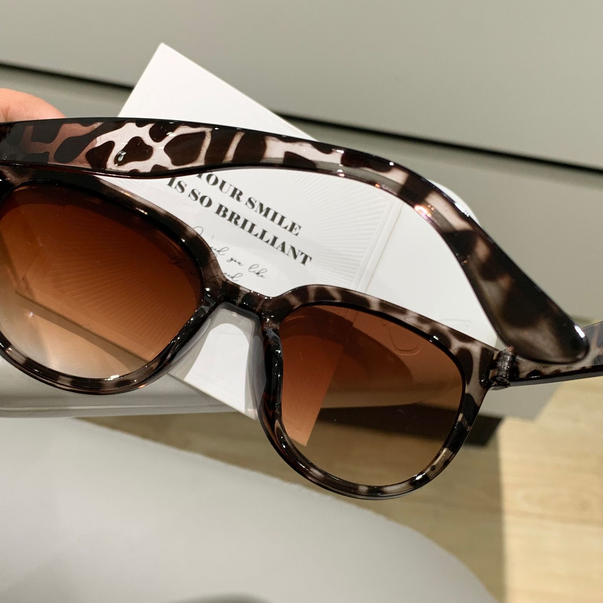 Hot new free shipping designer glasses for womens sunglasses Face saving and UV resistant sunglasses for street photography fashion