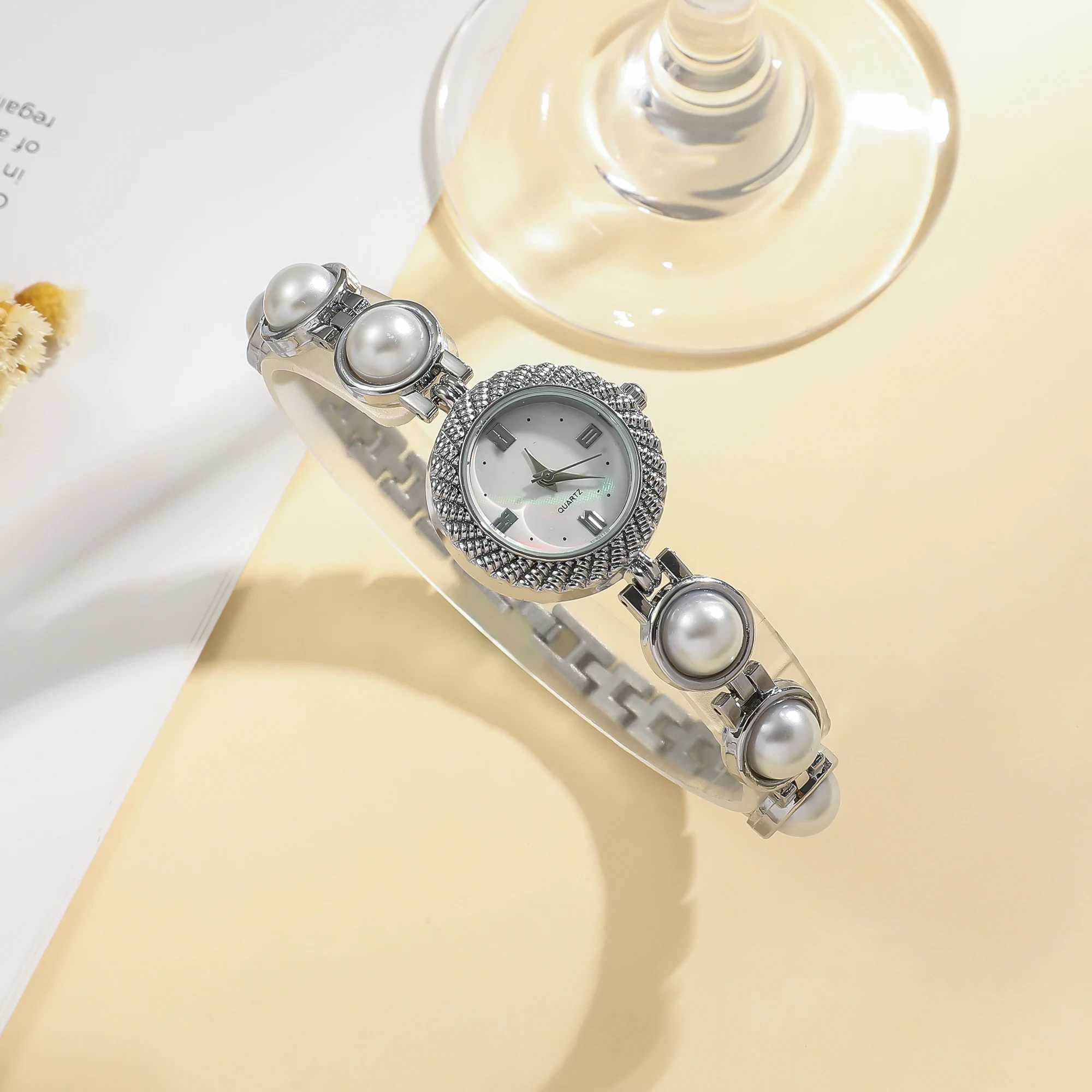 Ladies luxury compact hybrid diamond dot scale small dial pearl steel strip quartz watchT250408