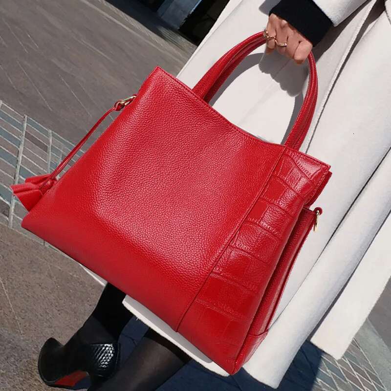 Aidrani The new European American crocodile patterned large capacity women's handbag made of soft cowhide and is a solid