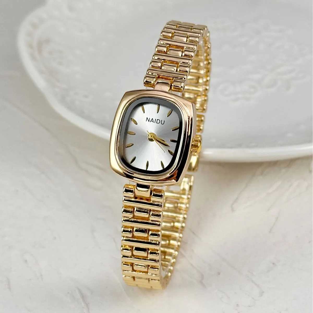 New Womens Watch Light Luxury Medieval Simple Retro Womens Watch Fashion Quartz WatchT250408
