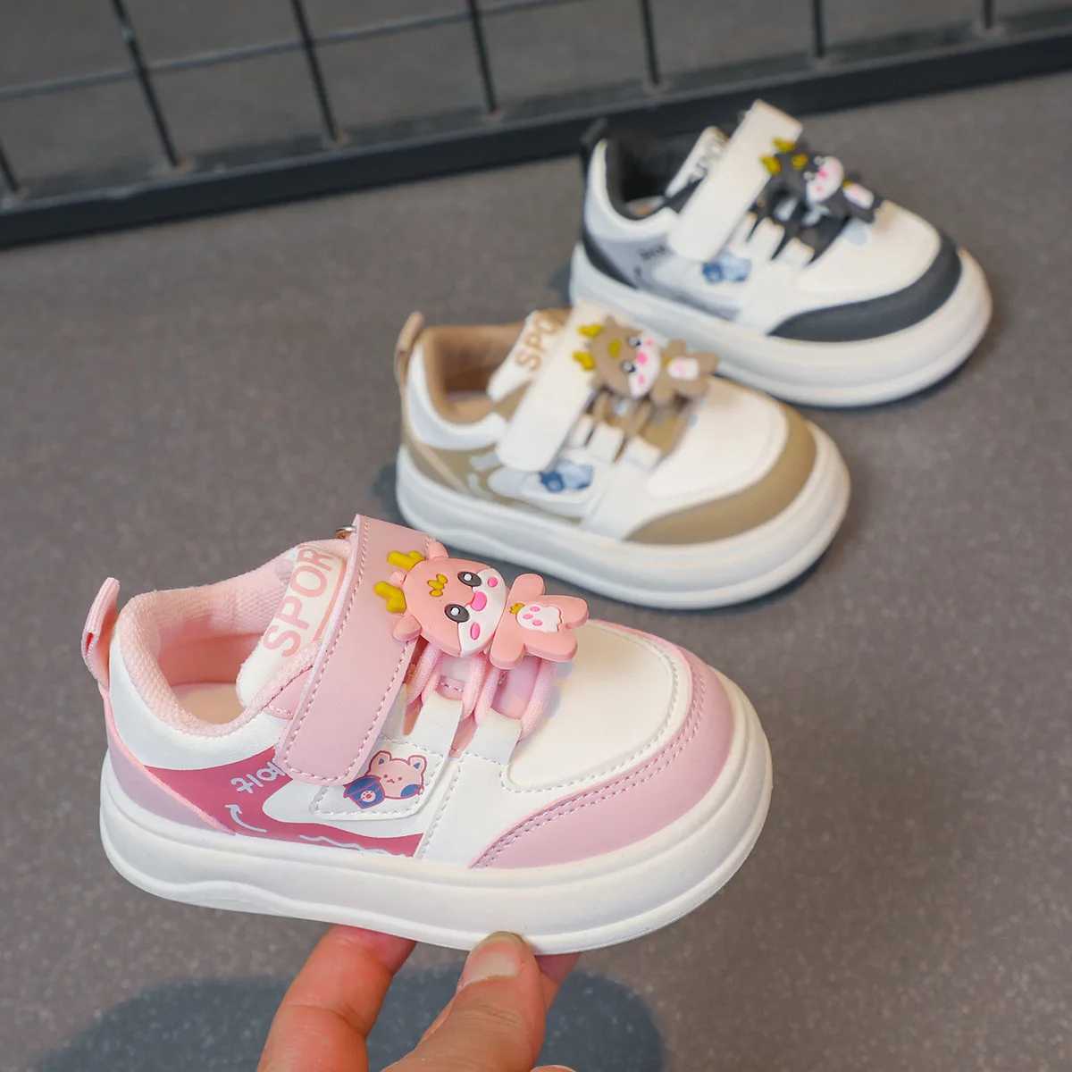 Girls fashionable sports shoes bear childrens anti slip casual shoes thick soled shoes childrens board shoes W250407