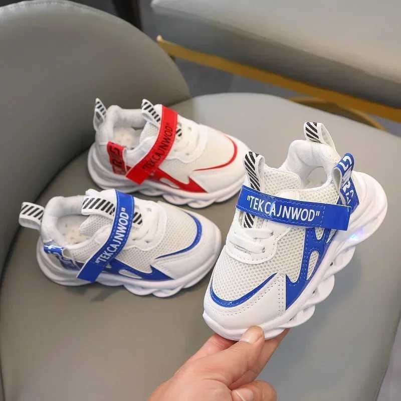 New LED childrens luminous shoes baby luminous sports shoes boys luminous running shoes childrens breathable mesh sports shoes W250407