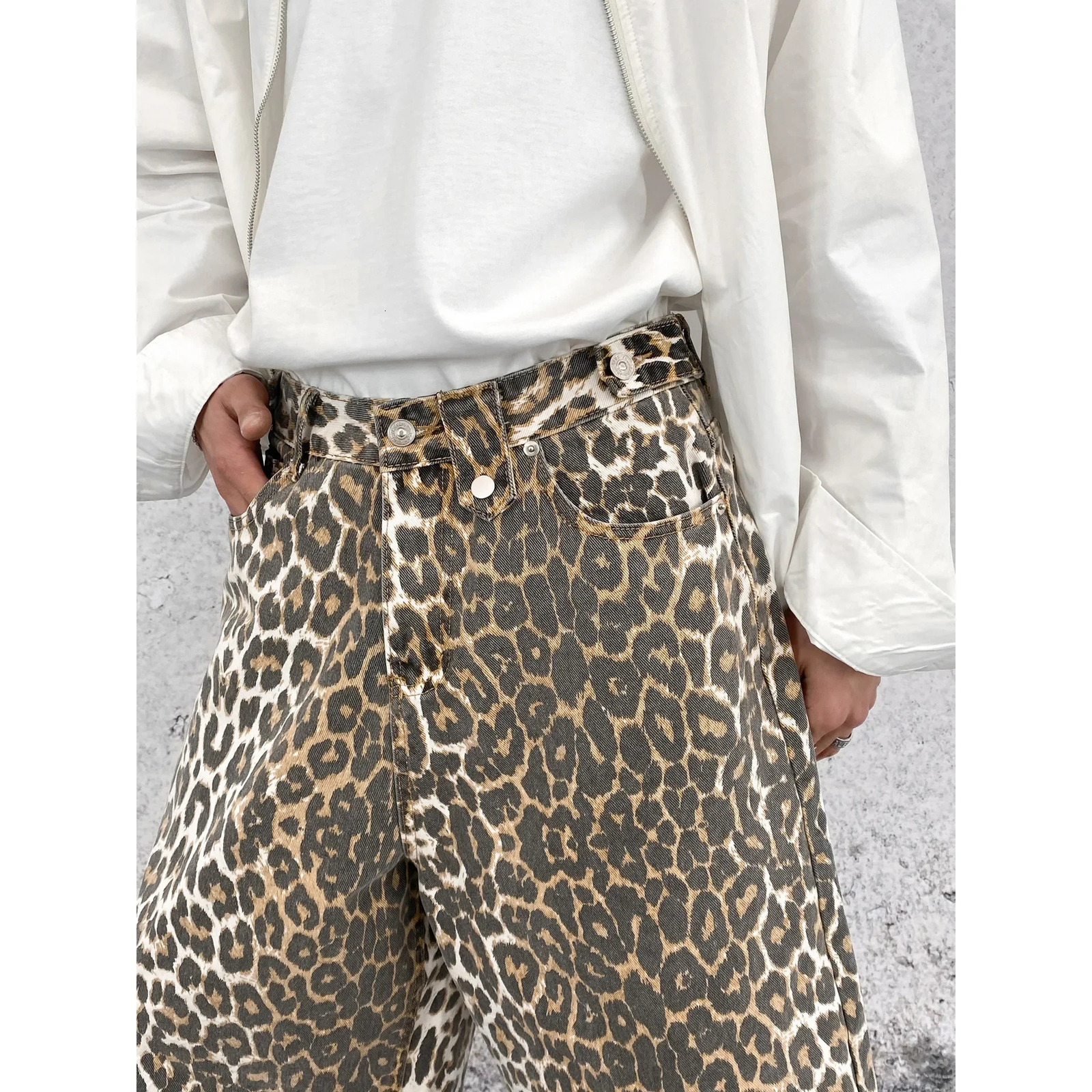 Retro straight leg wide leg denim shorts suitable for mens casual and loose fit American leopard print retro spring 250402